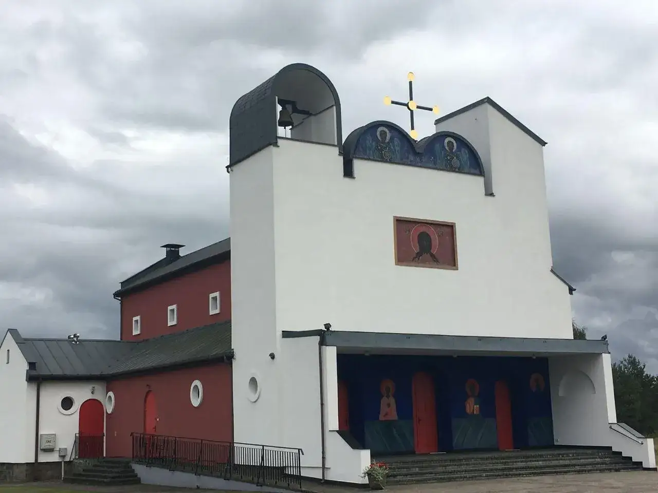 Nowoczesna cerkiew greckokatolicka z ikonami i dzwonnicą.