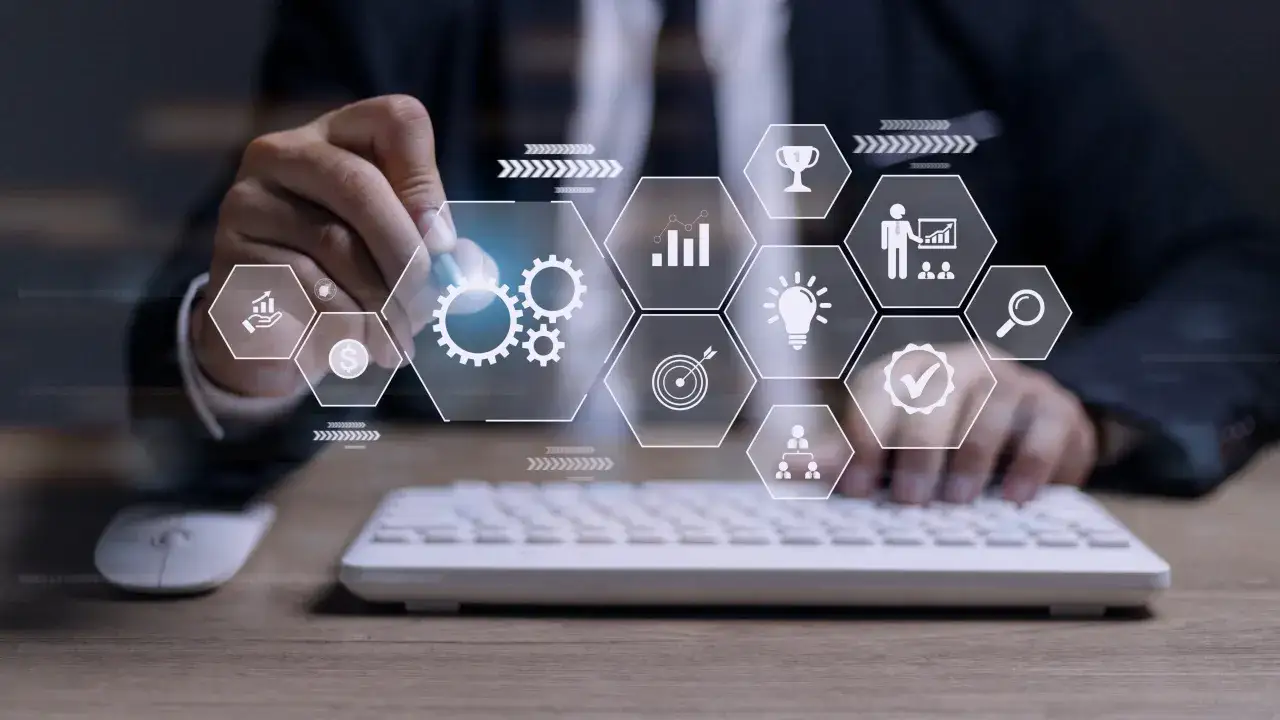 Persona interact&uacute;a con iconos de un **software ERP** que representan finanzas, objetivos, ideas, &eacute;xito y gesti&oacute;n.