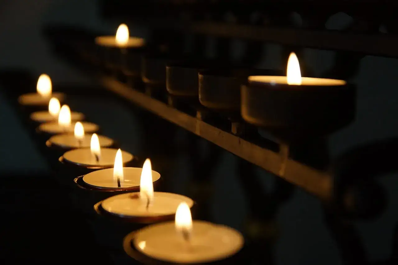 Płonące świece w kościele, tworzące nastrój modlitwy i refleksji, jak w psalmie 150.