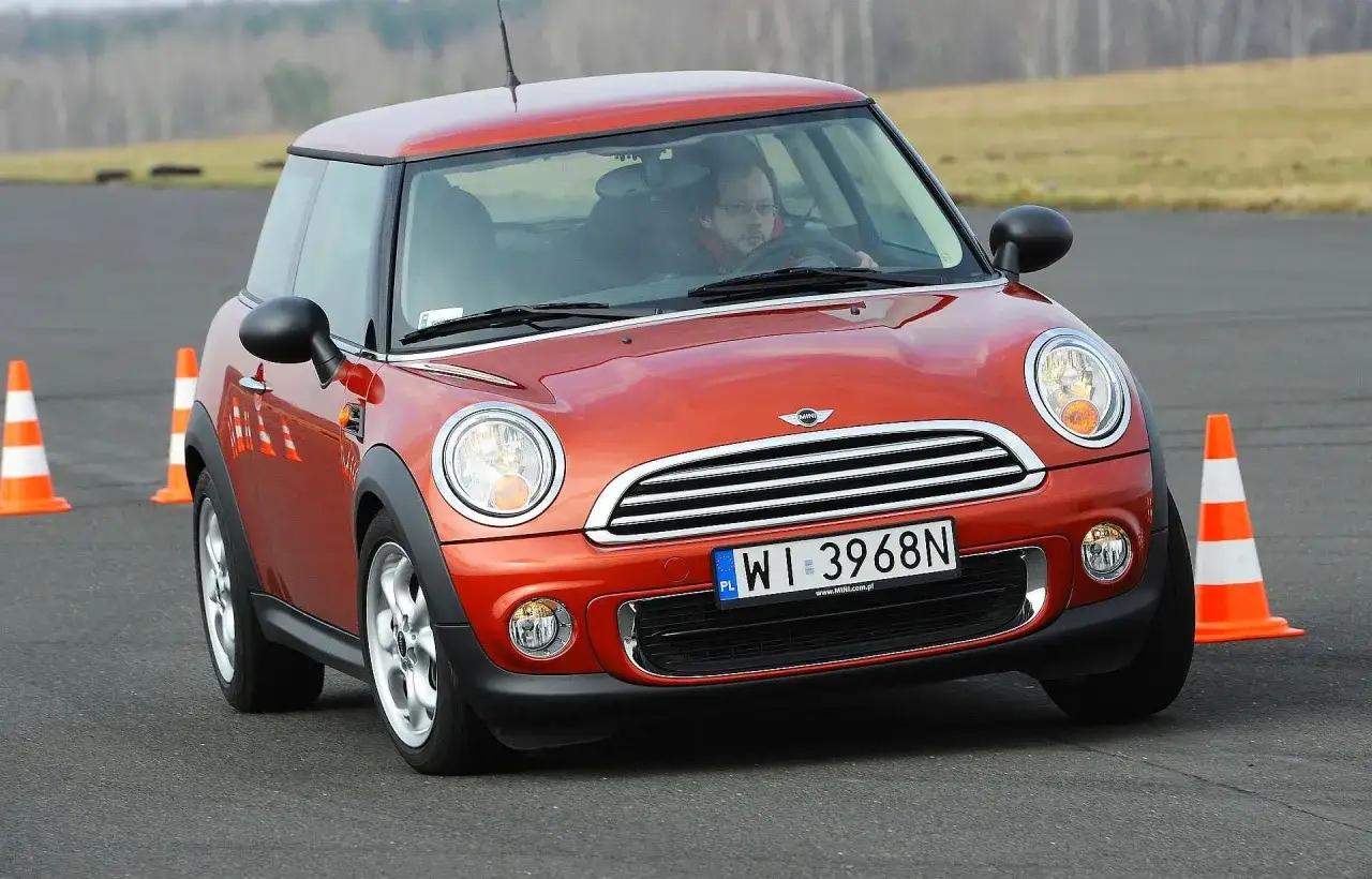 Mini Cooper R56 na stacji paliw