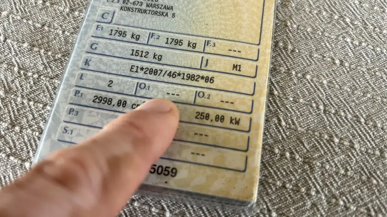 Dowód rejestracyjny pokazuje dane pojazdu. Pole F.1 określa dopuszczalną masę całkowitą, a F.2 masę własną. Co oznacza f1 w dowodzie rejestracyjnym? To właśnie dopuszczalna masa całkowita.
