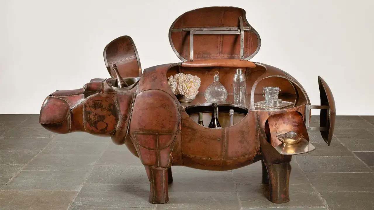 Élégante sculpture Lalanne en forme d'hippopotame, bar ouvert révélant bouteilles, verres et shaker.
