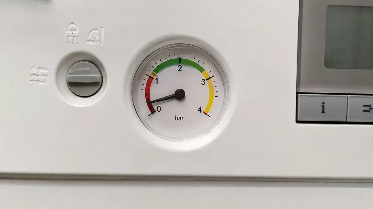 Man&oacute;metro de caldera con aguja en zona roja, indicando baja presi&oacute;n. Para saber como encender la calefacci&oacute;n desde la caldera, revisa el manual.