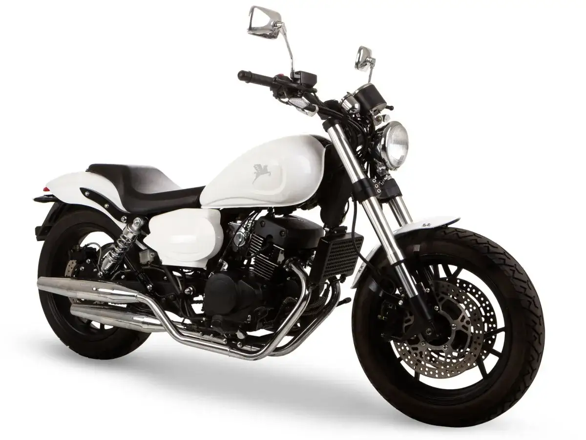 Biały motocykl Romet RCR 125. Poznaj romet rcr 125 dane techniczne i jego stylowy wygląd.