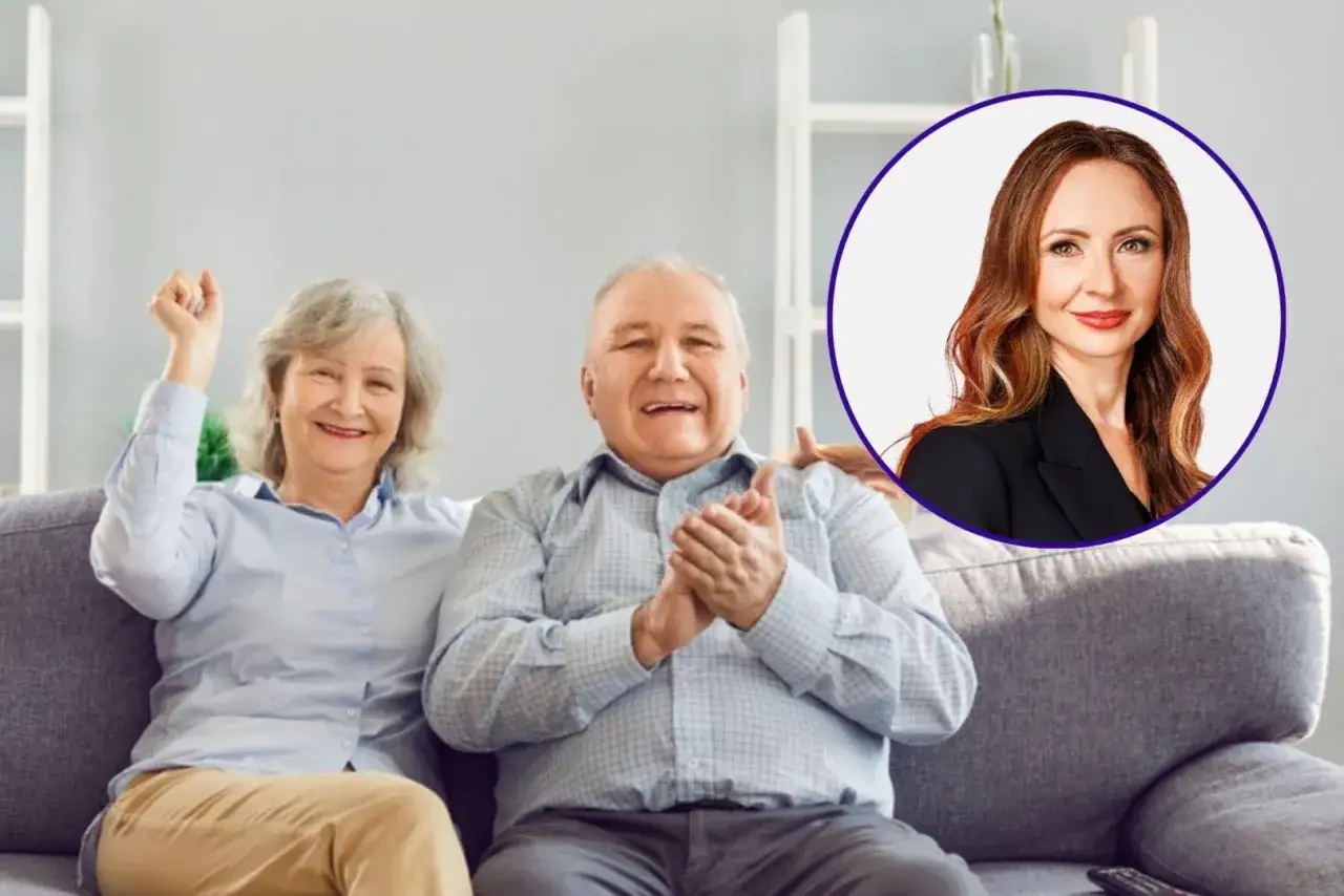 Szczęśliwi seniorzy świętują, gdy dyskutują o wieku emerytalnym mężczyzn. W tle kobieta w okręgu.