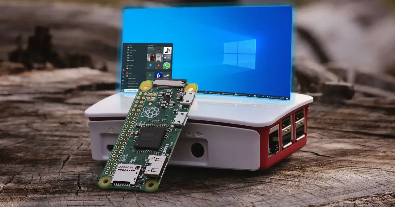 Carte m&egrave;re Raspberry Pi 4 avec Windows 10 affich&eacute; sur un &eacute;cran virtuel, pos&eacute;e sur un bo&icirc;tier blanc et rouge.