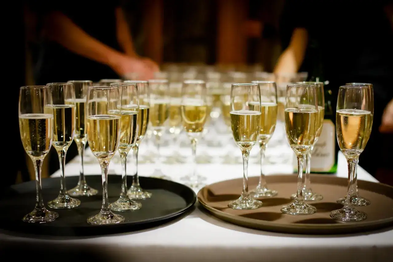 Szklanki z szampanem czekają na gości. To symboliczne rozpoczęcie imprezy, gdzie koncesja na alkohol pozwala na celebrację.