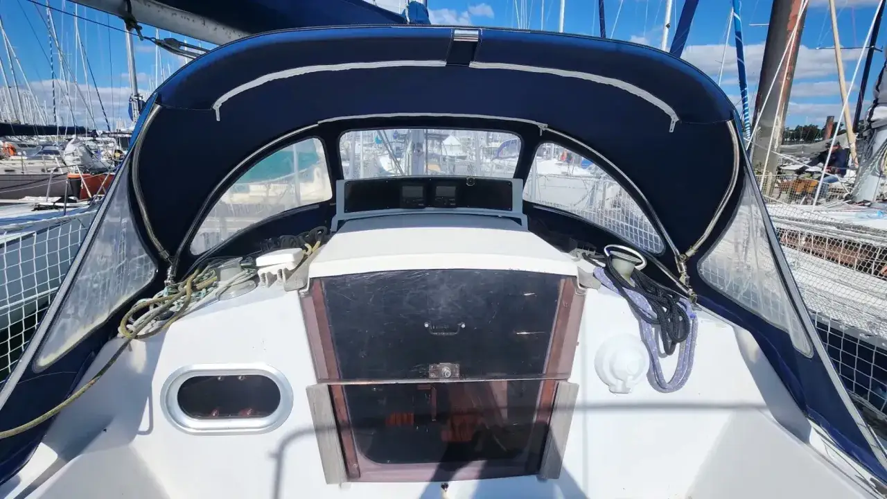 Cockpit d'un voilier Jeanneau Aquila, prêt pour la navigation. Détails techniques visibles sur les écrans.
