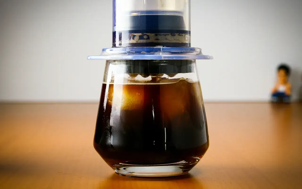 Aeropress cold brew w szklance z lodem, gotowy do orzeźwiającego łyka.