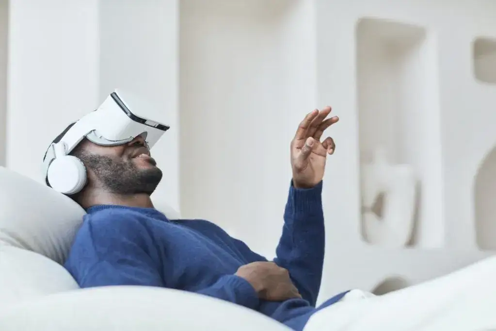 osoba oglądająca film w goglach VR w kinie