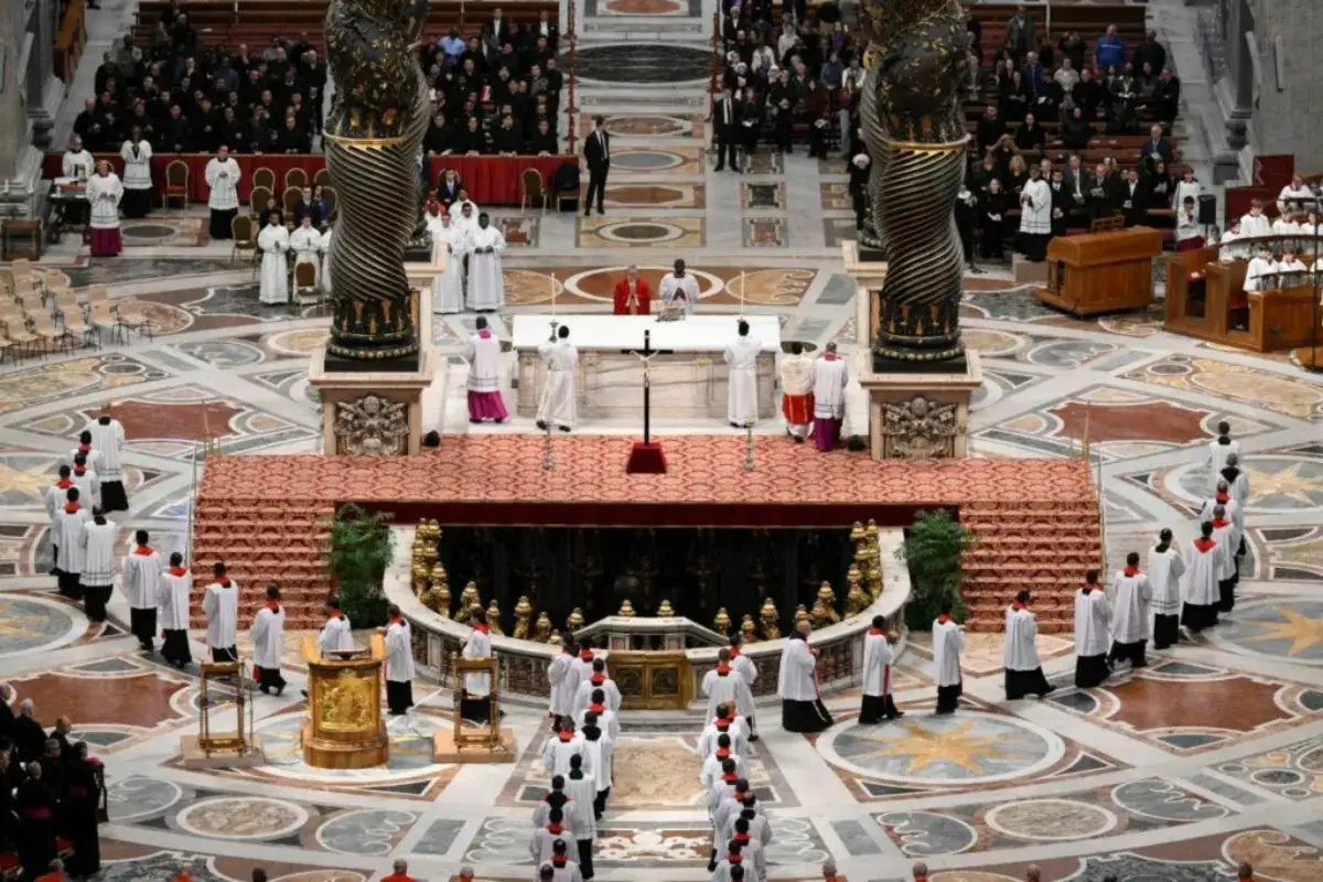 Uroczysta msza w kościele katolickim, rzymskokatolickim. Duchowni w strojach liturgicznych zgromadzeni w Bazylice Świętego Piotra.