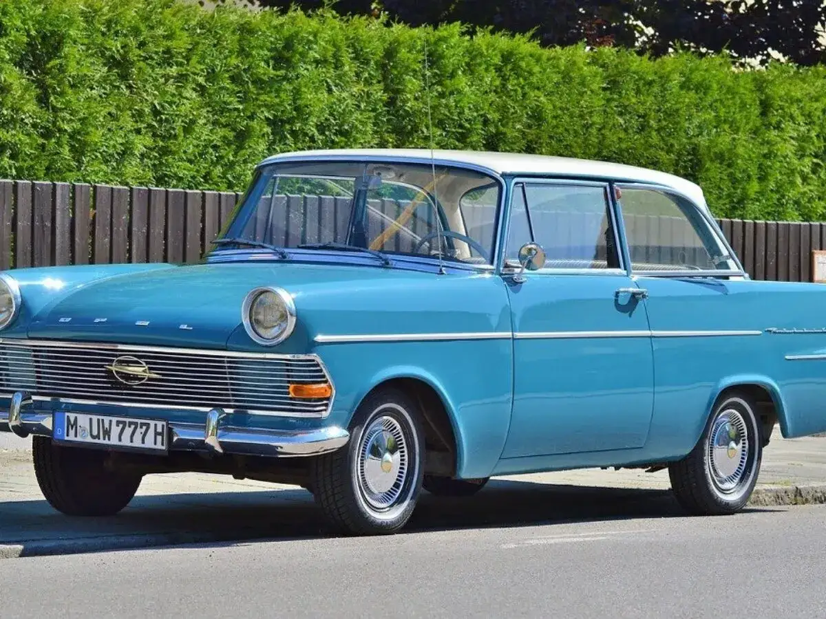 Blauer Opel Rekord P2, Baujahr 1960, mit wei&szlig;em Dach und Chromdetails. Zulassung M-UW 777 H.