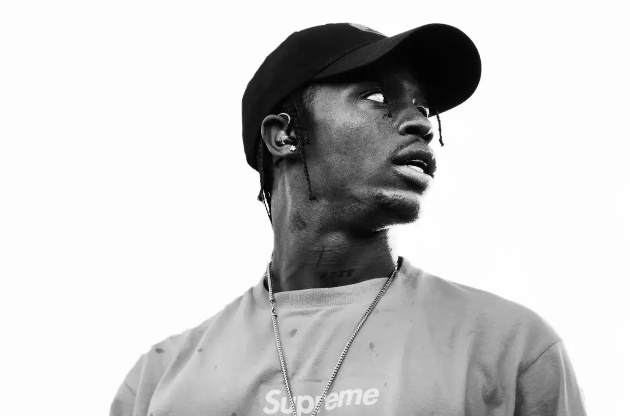 Travis Scott, znany ze współpracy z innymi artystami, w czapce i z łańcuchem na szyi.