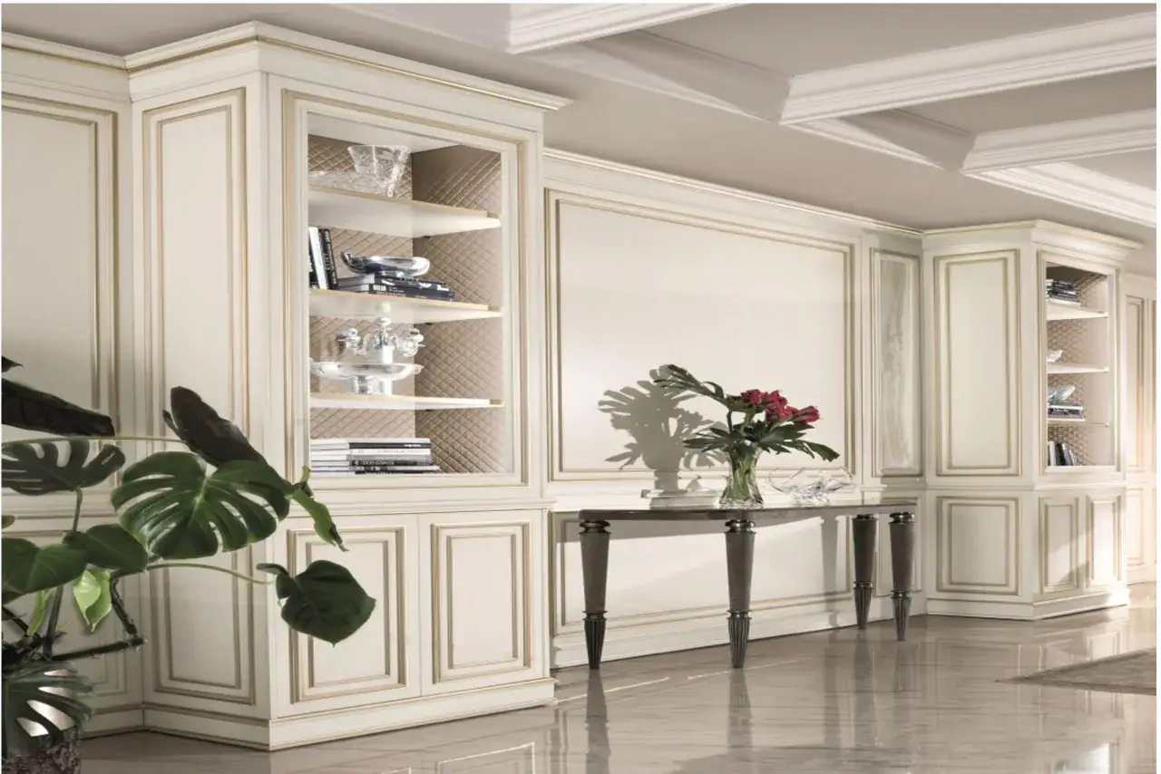 Elegante boiserie moderne per un ingresso di lusso, con librerie a giorno e dettagli dorati.