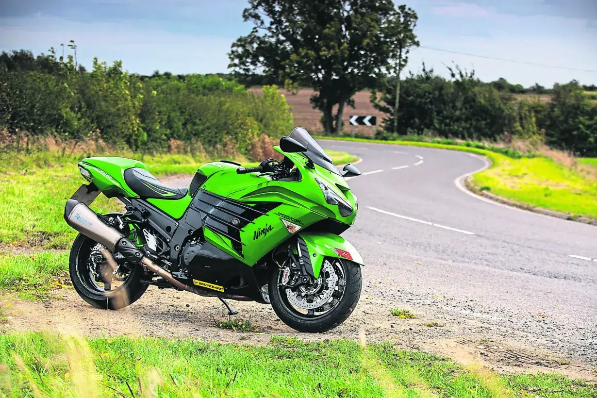 Zielony Kawasaki ZZR 1400 Ninja na poboczu drogi. Poznaj jego kawasaki zzr 1400 dane techniczne i poczuj moc.