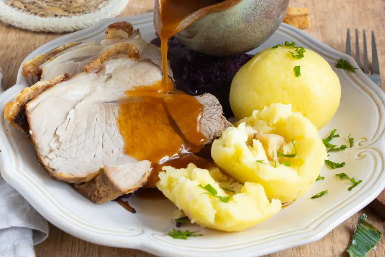 Schmackhaftes Schweinebraten mit So&szlig;e, Rotkohl und Kartoffelkn&ouml;deln. Was passt zu Brezenkn&ouml;del? Diese Beilagen sind eine tolle Wahl!