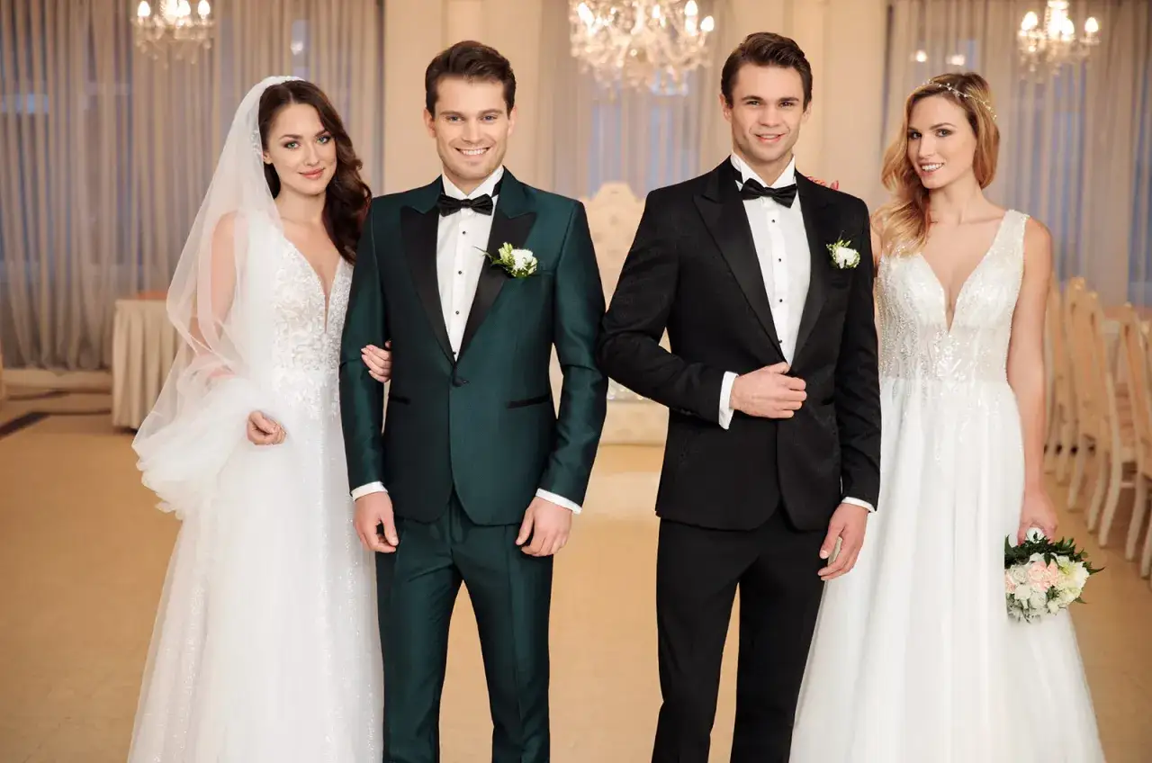Eleganccy panowie w garniturach, styl glamour moda męska. Dwie pary młode, panny młode w sukniach, panowie w smokingach.