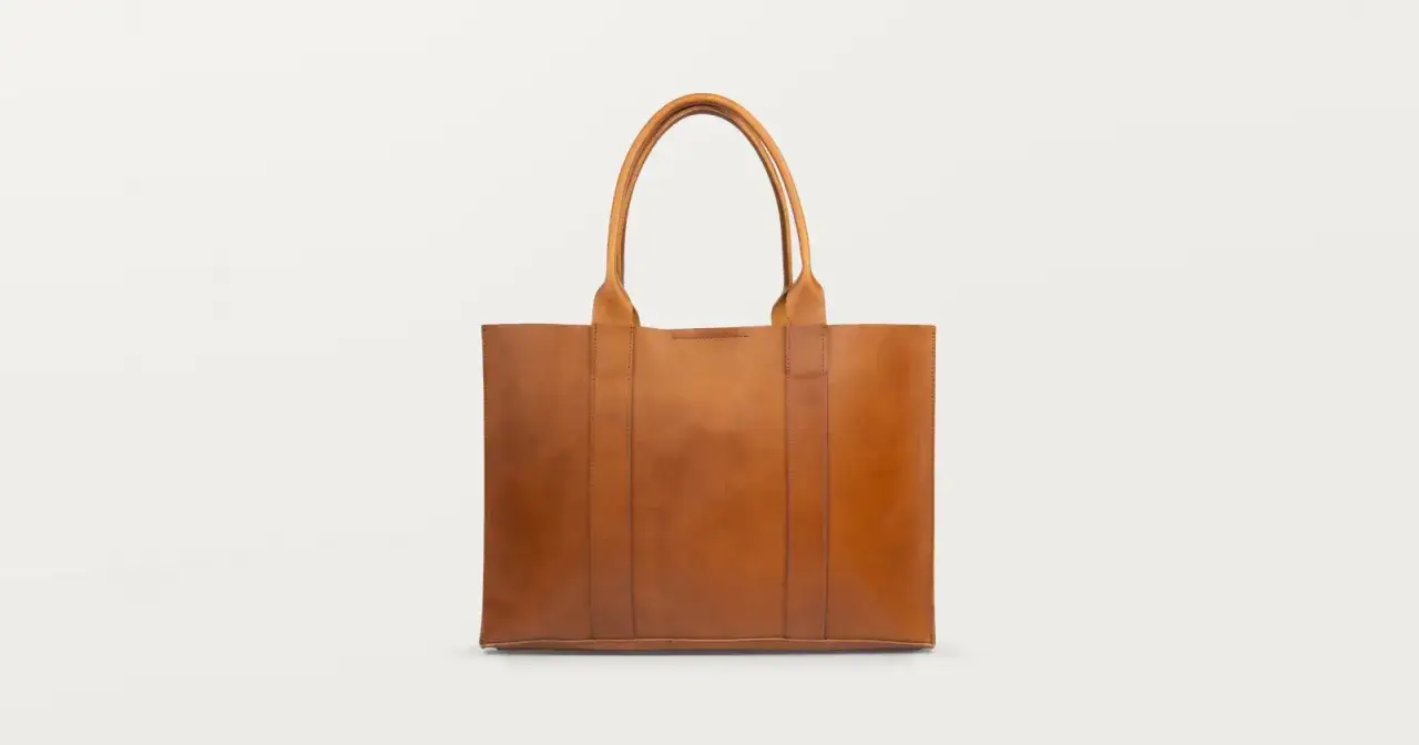 Brązowa, skórzana torebka typu shopper. Dowiedz się, jak wyczyścić skórzaną torebkę domowym sposobem, by wyglądała jak nowa.