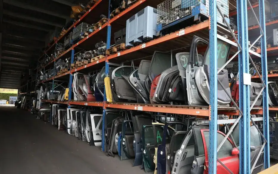 casse automobile avec pi&egrave;ces d&eacute;tach&eacute;es stock&eacute;es