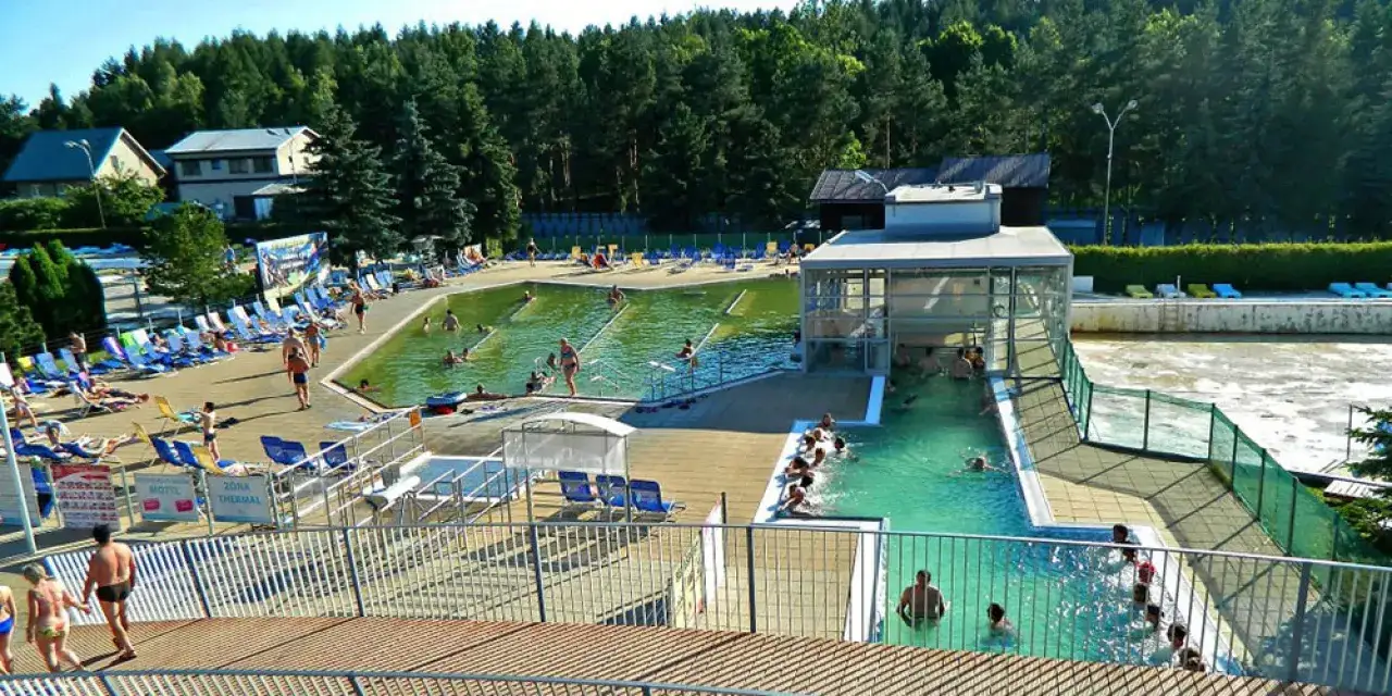Basen termalny z leżakami i bungalowami. Sprawdź vrbov bungalow cennik i zaplanuj relaks.