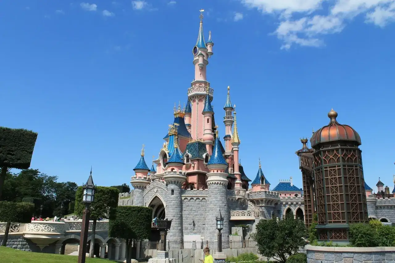Zamek w Disneylandzie, marzenie o magicznym dniu. Sprawdź, jaka jest aktualna disneyland cena biletu, by spełnić to marzenie!