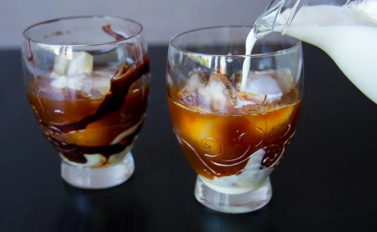 Mj&ouml;lk h&auml;lls i ett glas med iskaffe och choklads&aring;s. Ett perfekt iskaffe recept f&ouml;r en varm dag.