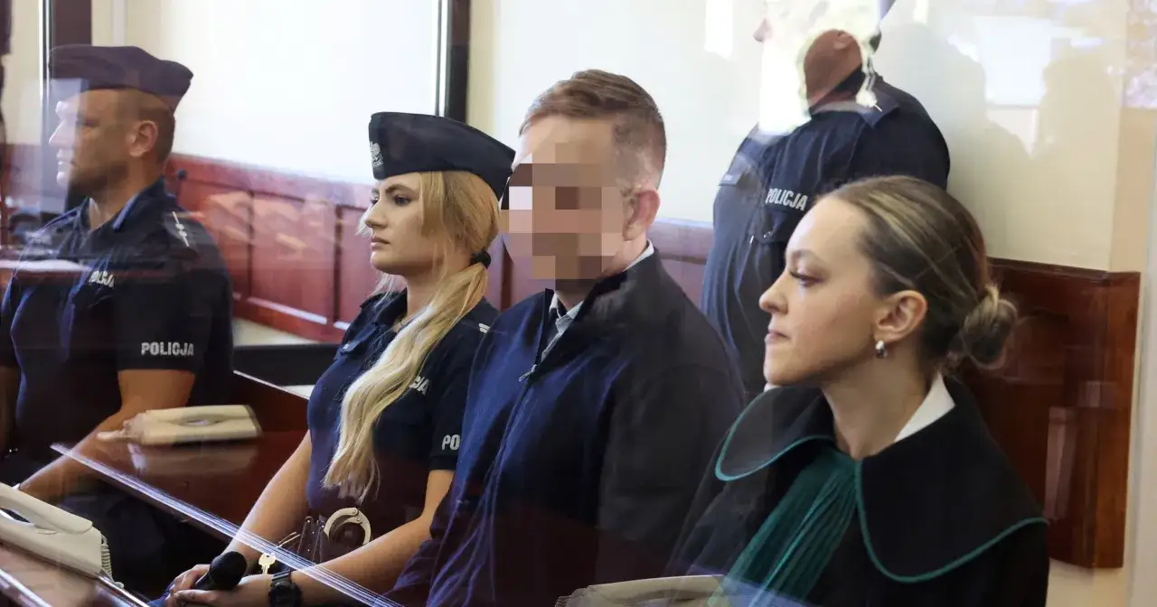 W sali sądowej, obok policjantów, siedzi oskarżony i jego obrońca. Kto płaci za adwokata po przegranej sprawie?