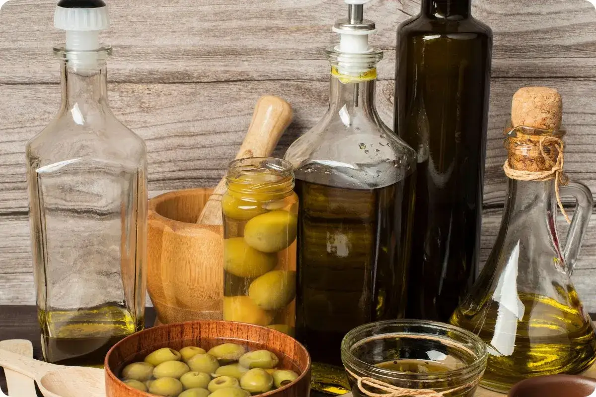 Olio d'oliva in bottiglie e vasetti, con olive fresche. Quanto tempo pu&ograve; stare l'olio nella latta? Dipende dalla conservazione.