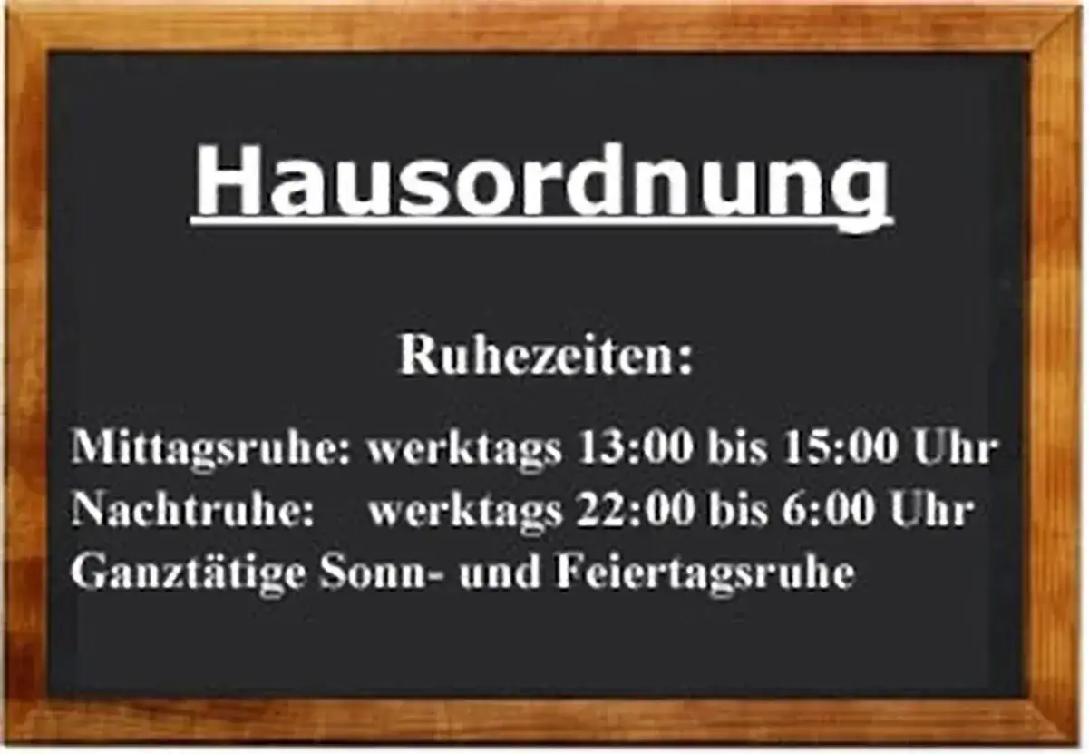 Hausordnung mit Ruhezeiten: Mittagsruhe 13-15 Uhr, Nachtruhe 22-6 Uhr, ganztägig Sonn-/Feiertagsruhe.