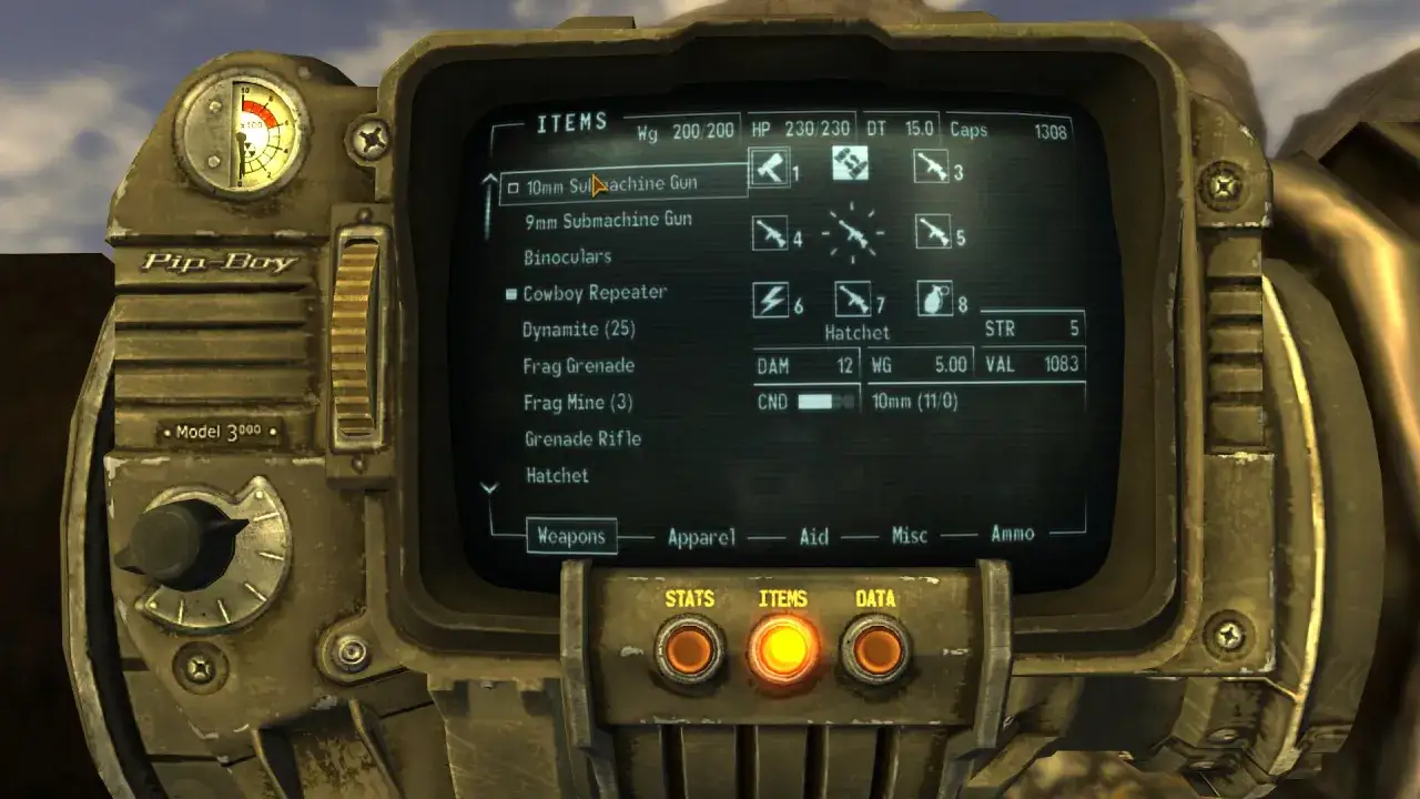 Pip-Boy z gry Fallout: New Vegas wyświetla ekwipunek, w tym broń i amunicję. Gracze szukający ułatwień mogą skorzystać z **fallout new vegas kody**.