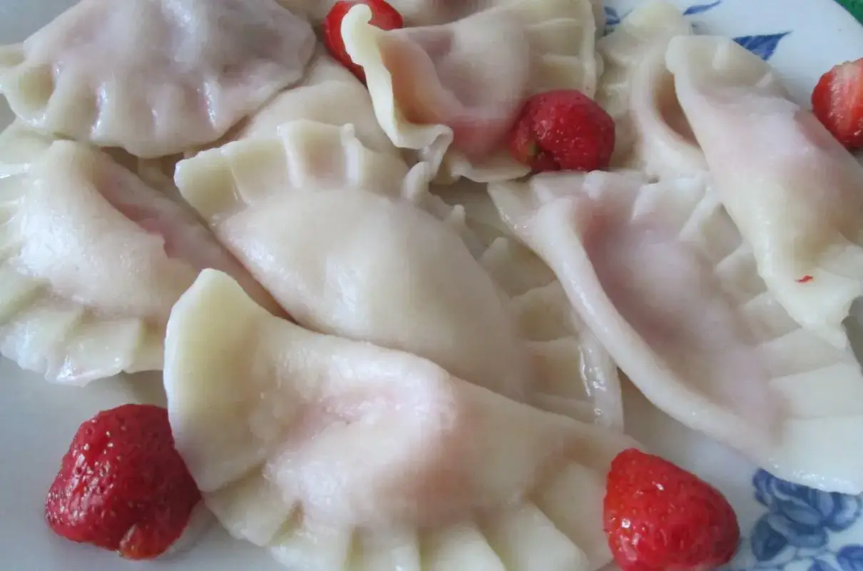 Pyszne pierogi z truskawkami, idealne na letni deser. Przepis na nie jest prosty, a efekt zachwyca!