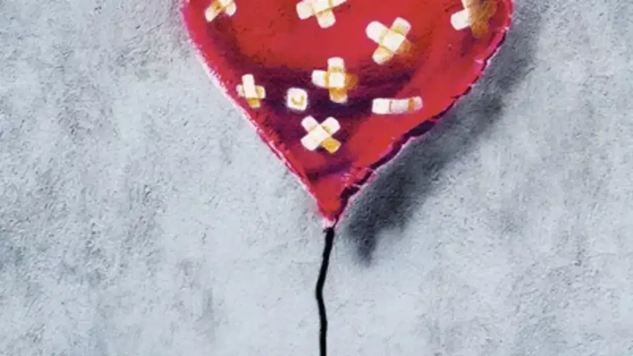 Czerwone serce, jakby balon, z plastrami na rany. Czasem zamiast serca mam granat, ale dziś jest leczone.