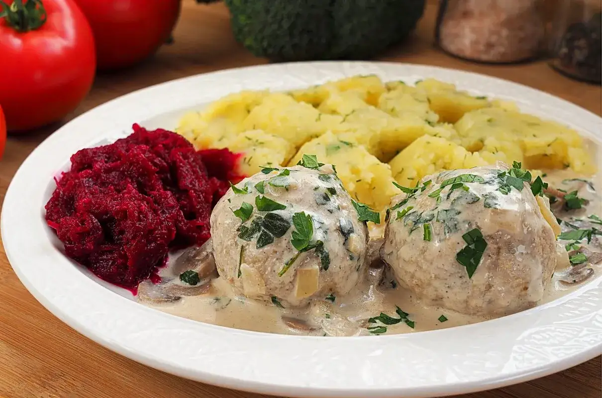 Pyszne pulpety w sosie pieczarkowym, podane z ziemniakami i buraczkami. Idealny obiad!