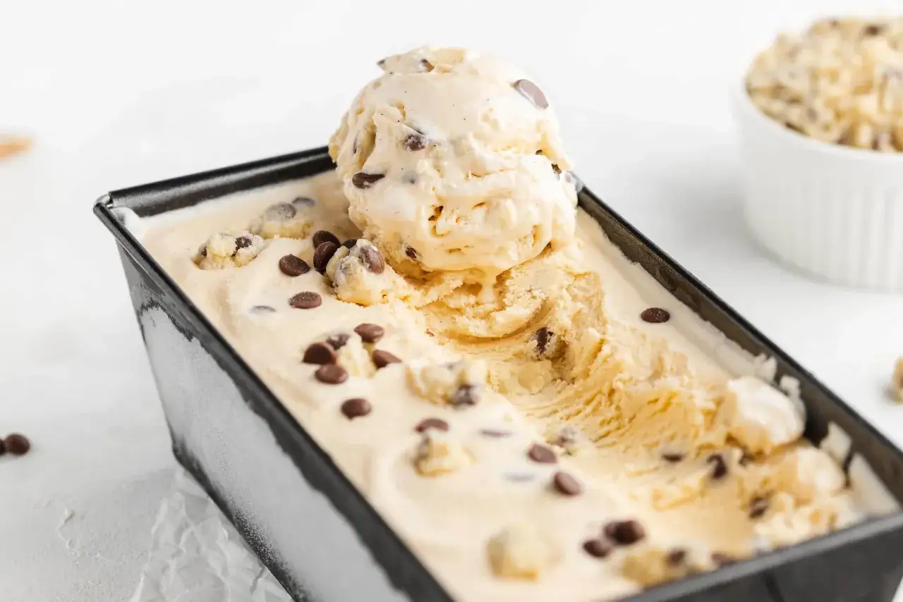 Cremiges Cookie Dough Eis selber machen: Vanilleeis mit Schokostückchen und Teigklumpen in einer Eisschale.