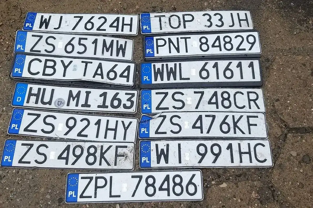 Kolekcja tablic rejestracyjnych z różnych krajów, w tym polskie. Widać numery takie jak WJ 7624H, ZS 651MW, CBY TA64, HU MI 163, ZS 921HY, ZS 498KF, ZPL 78486.