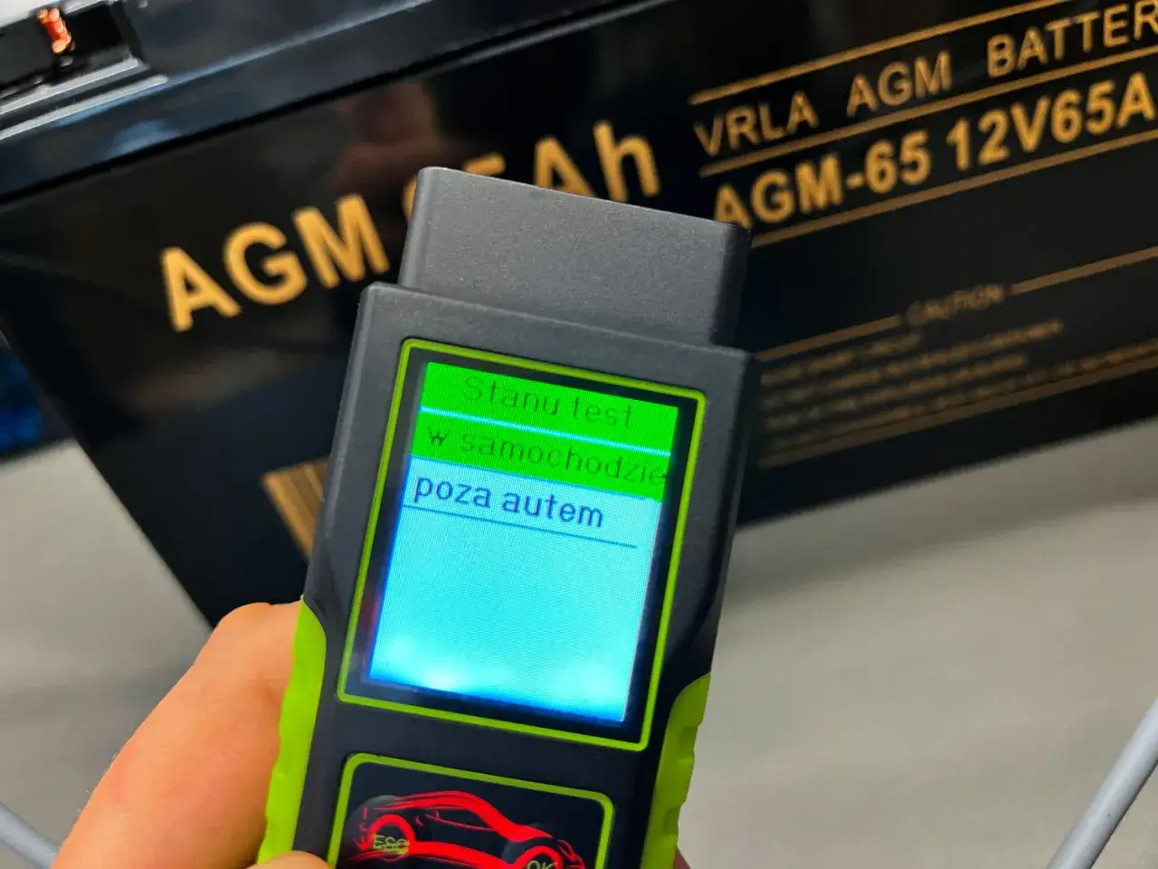 Tester OBD2 pokazuje opcje testu akumulatora. Różnice między OBD a OBD2 są kluczowe dla diagnostyki.