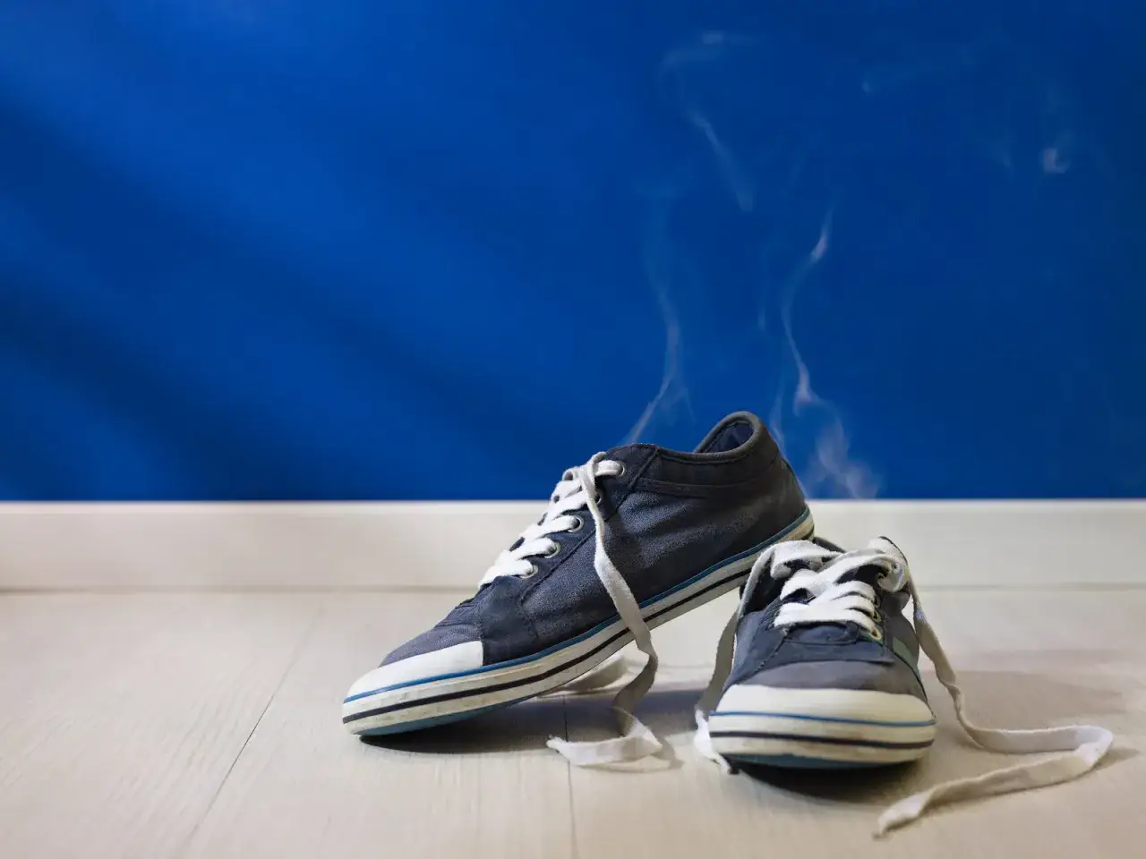 Para radzi sobie z nieprzyjemnym zapachem. Domowe sposoby na śmierdzące buty to coś, co uratuje Twoje ulubione trampki.