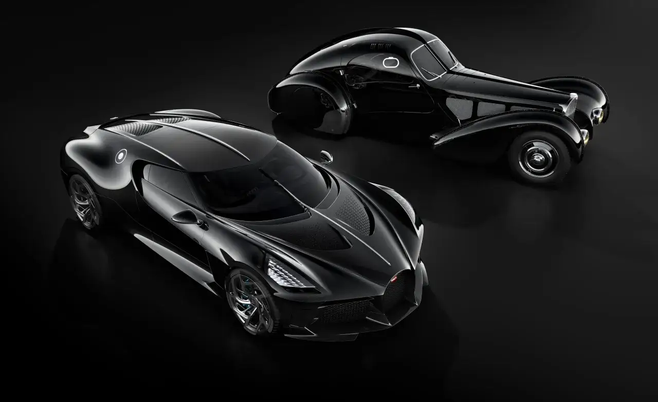 Dos Bugatti negros, uno moderno y otro clásico, evocan la elegancia del Bugatti La Voiture Noire.