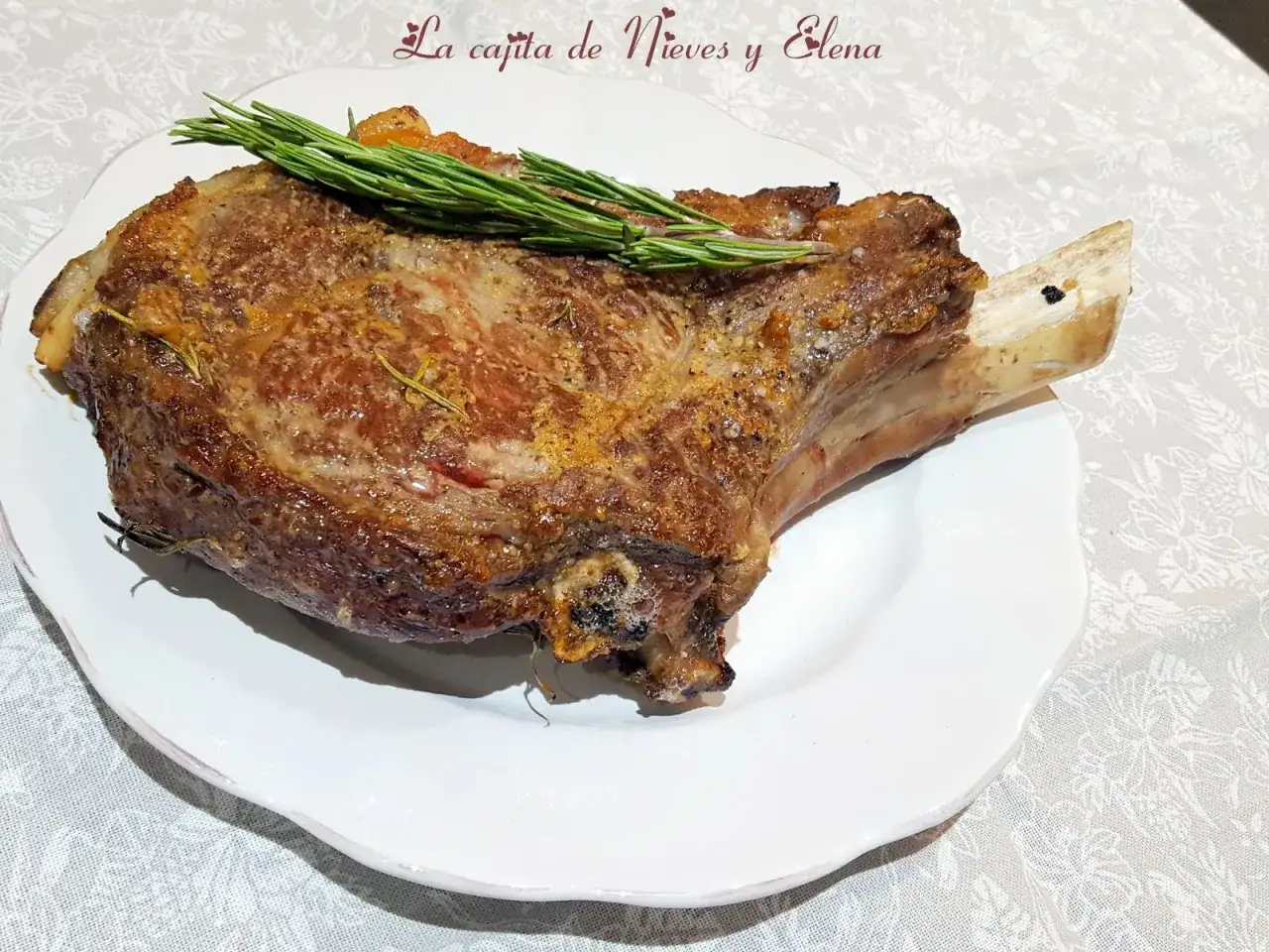 Chulet&oacute;n al horno jugoso y dorado, con romero fresco. &iexcl;Perfecto para aprender como hacer un chulet&oacute;n al horno!