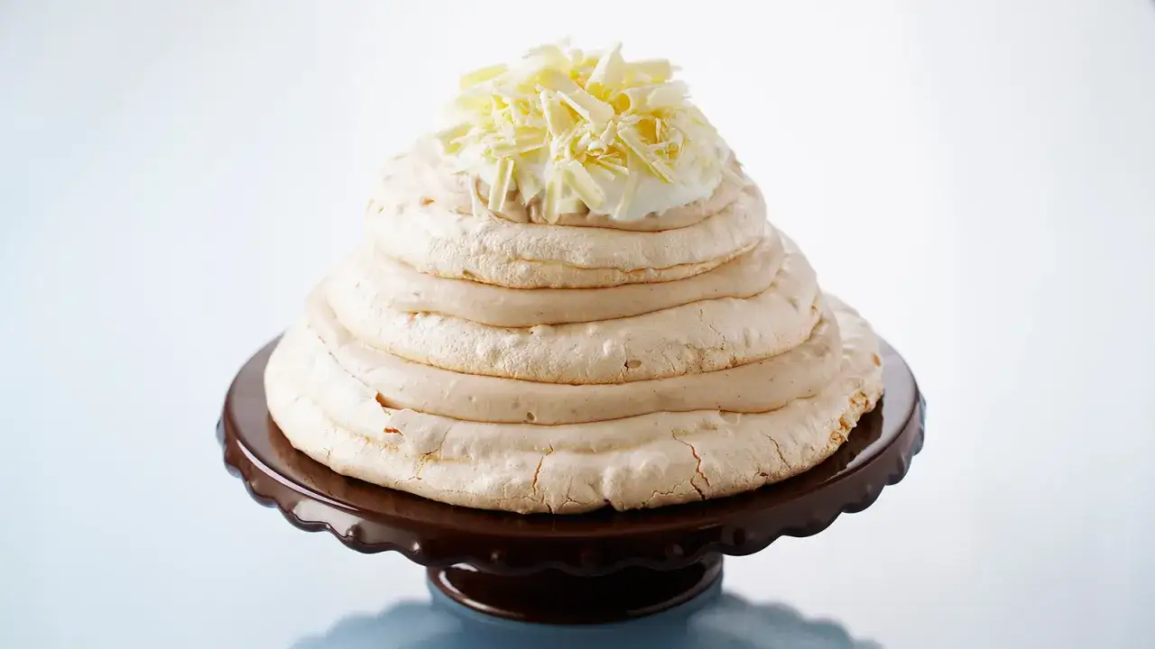 Tarta Mont Blanc, una torre de merengue crujiente coronada con nata y virutas de chocolate blanco.