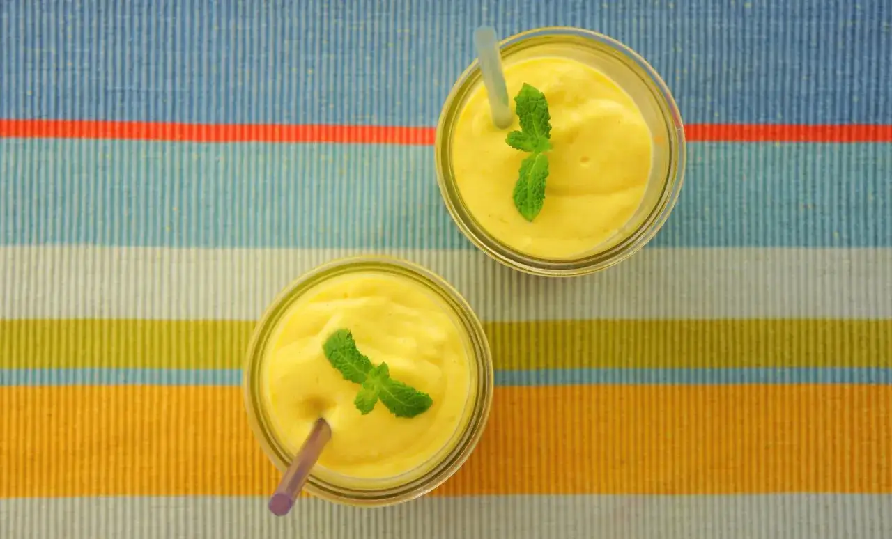 Dwa pyszne mango lassi, udekorowane miętą, gotowe do orzeźwienia w upalny dzień.