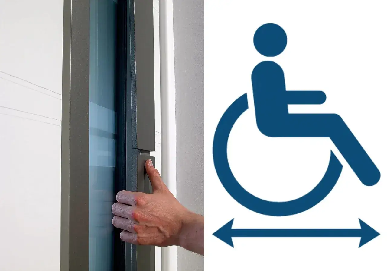 Main gauche actionnant la poign&eacute;e d'une porte pmr. Ic&ocirc;ne de fauteuil roulant &agrave; droite.