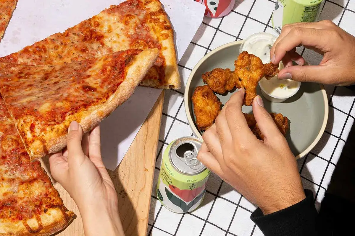 Pizza, skrzydełka i napój – idealny zestaw na cheat day co to znaczy? Czas na ucztę!