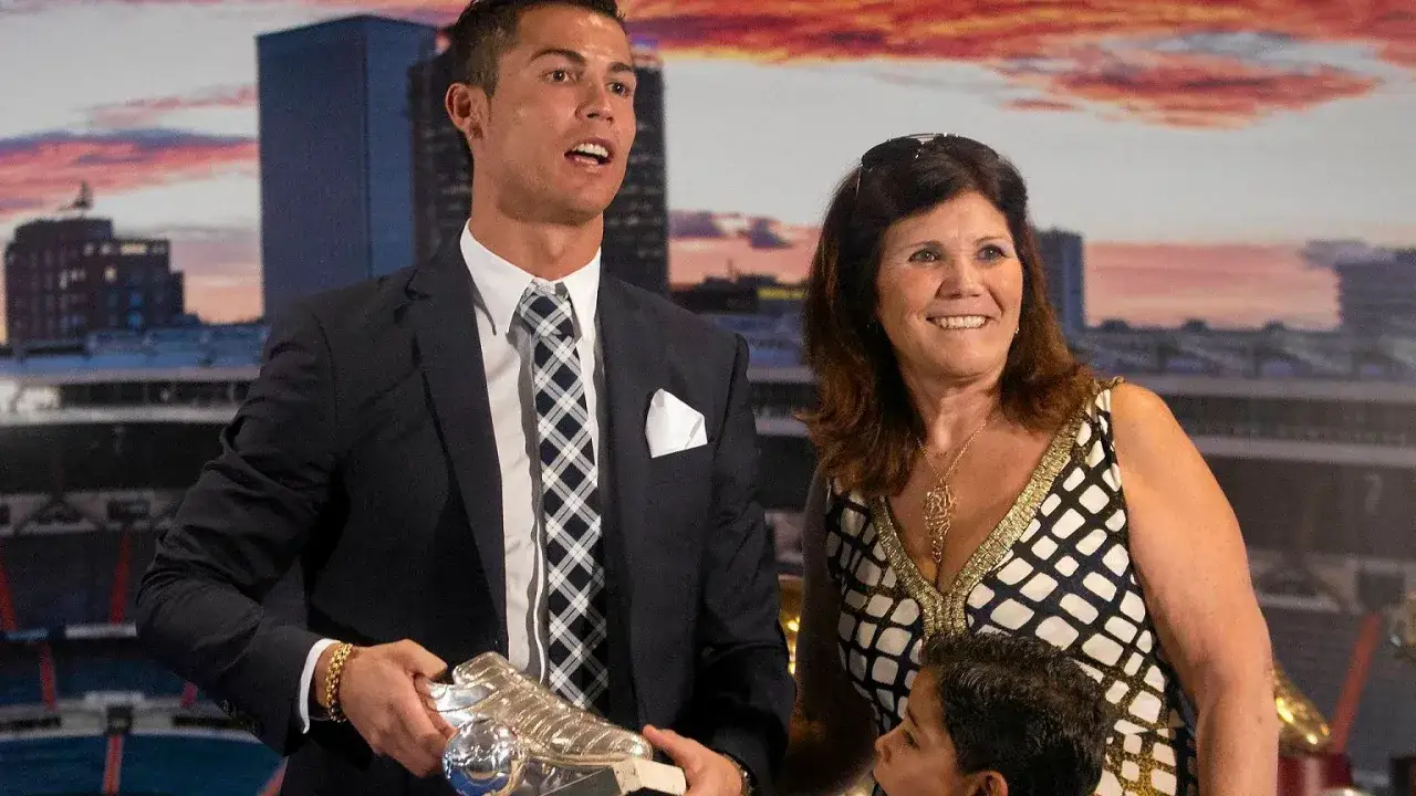Cristiano Ronaldo z dumą prezentuje trofeum, obok niego uśmiechnięta mama.