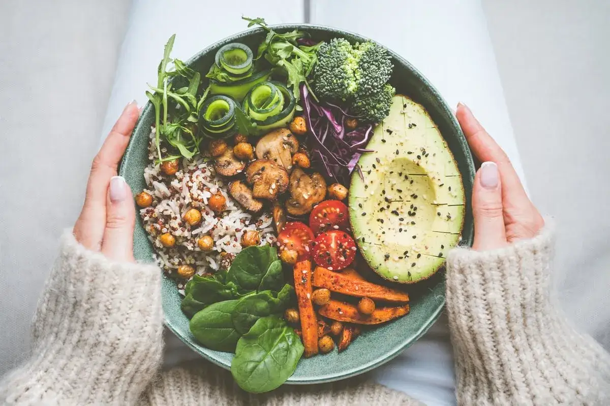Un bol color&eacute; avec riz, pois chiches, champignons, avocat, brocolis et l&eacute;gumes. Id&eacute;al pour une alimentation l&eacute;g&egrave;re en cas de crise de foie que manger.