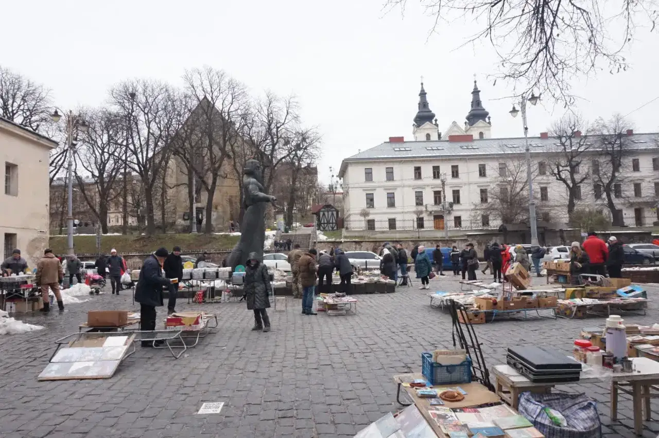 Targowisko we Lwowie, ludzie spacerują między straganami z książkami i antykami. Czy jest bezpiecznie?