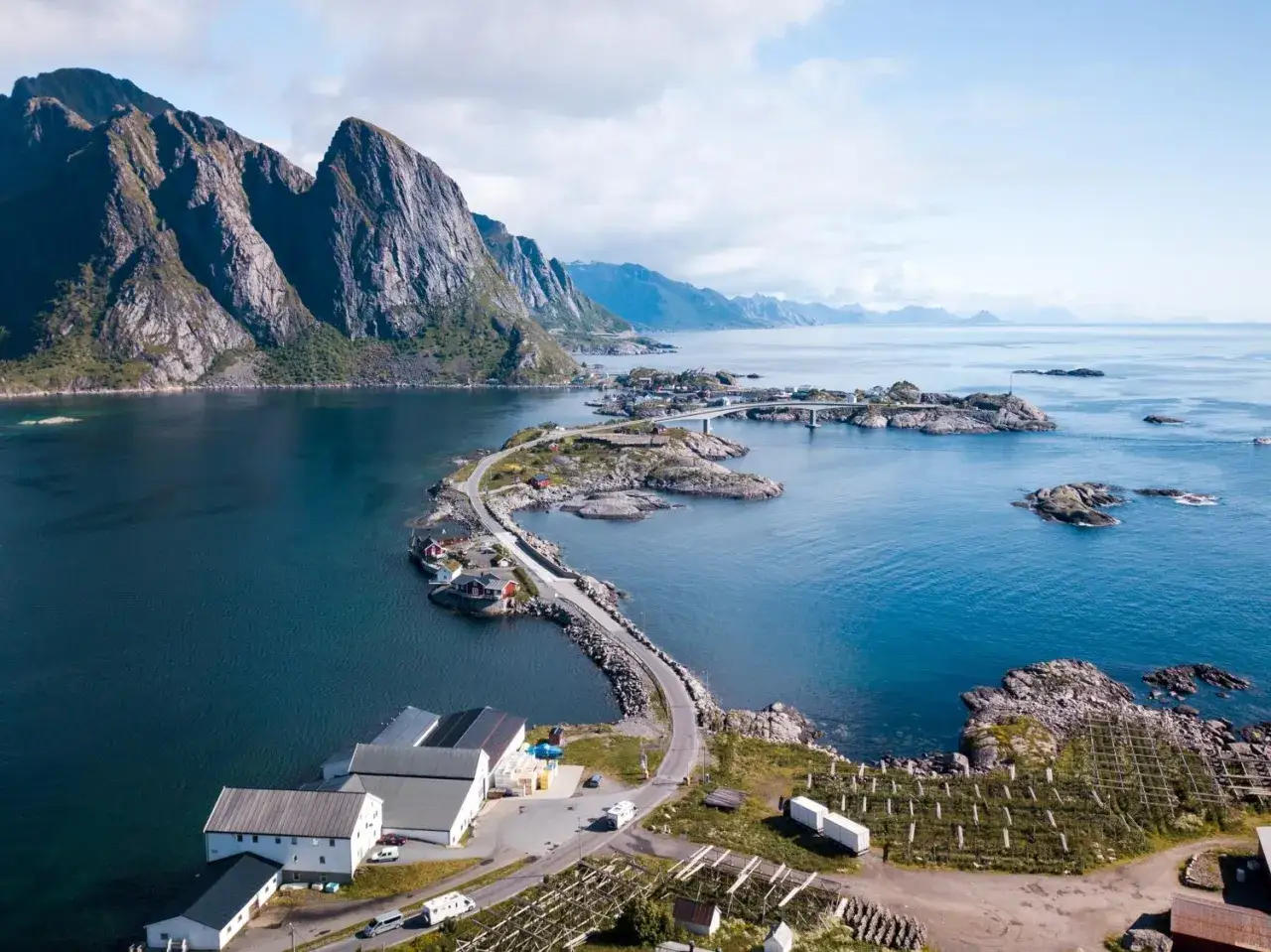 En dr&ouml;m att bila till Lofoten! En v&auml;g slingrar sig &ouml;ver sm&aring; &ouml;ar med r&ouml;da hus, f&ouml;rbundna med broar, mot dramatiska berg.
