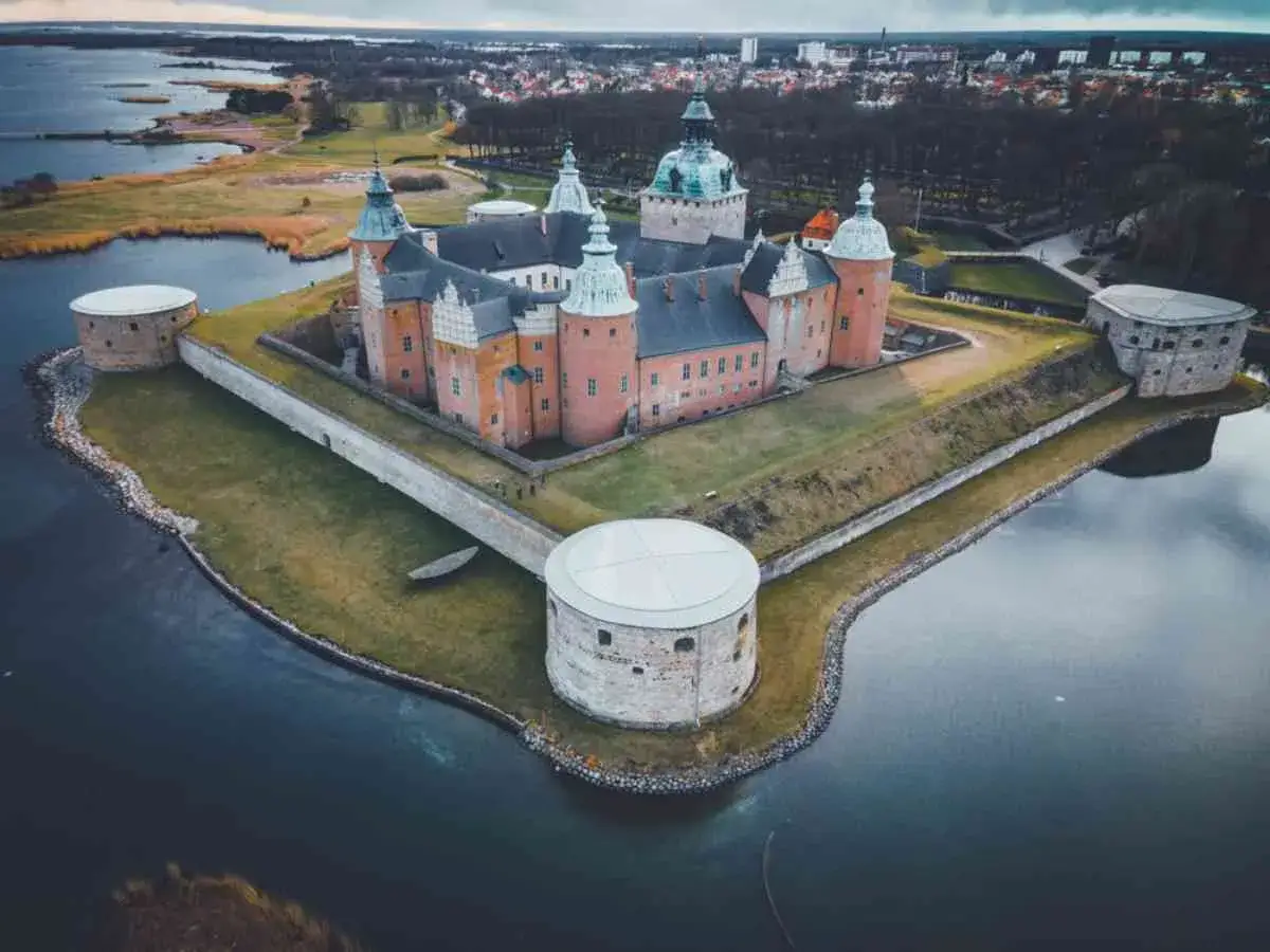 Imponerande slott i Småland, omgivet av vatten och med sina karakteristiska runda torn.