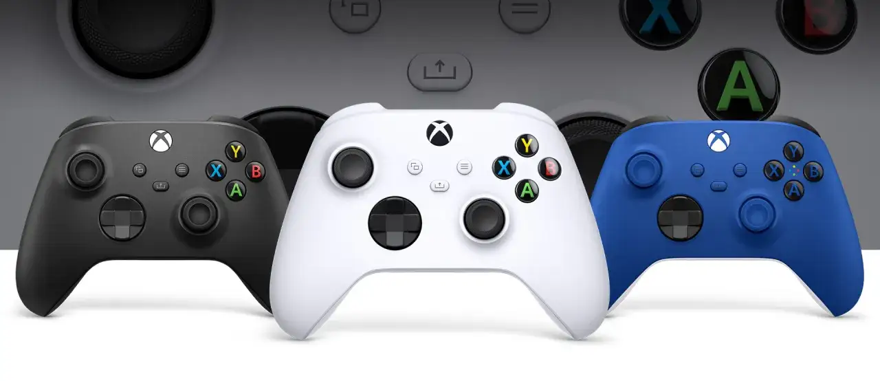 Trzy kontrolery Xbox: czarny, biały i niebieski. Idealne do wspólnej gry dla par na Xbox.