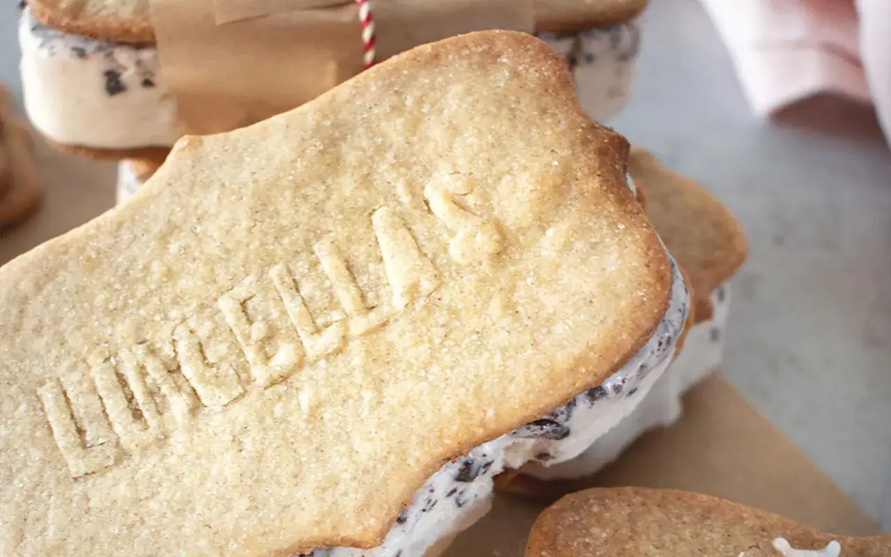 Spekulatius-Eis-Sandwiches, perfekt zum selber machen. Ein süßer Genuss mit weihnachtlichem Flair.